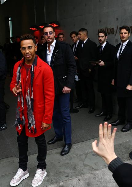 Lewis Hamilton instancabile: dopo aver presentato la nuova Mercedes per il Mondiale di Formula 1 il pilota inglese  stato ospite di Armani a Milano in occasione della settimana della moda. Reuters